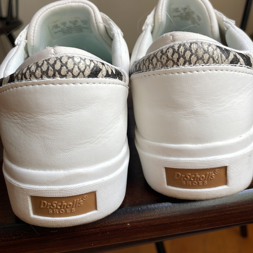 Like NEW  Dr Scholls white memory foam sneakers